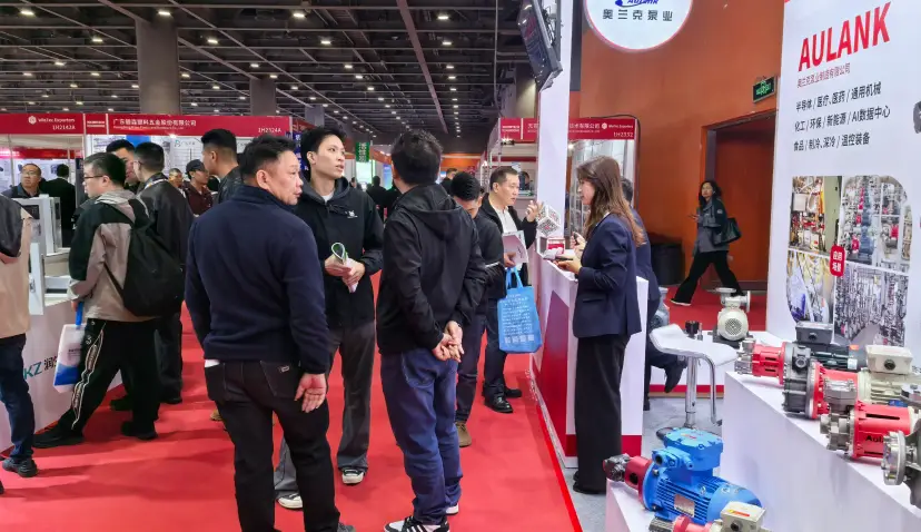 On-site communication scenes of Aulank at the Guangdong Pump and Valve Exhibition
