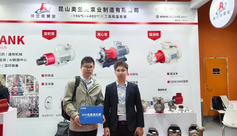 Group photos of Aulank with customers at the Guangdong Pump and Valve Exhibition
